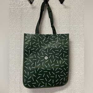 Lululemon shopping back in green and white